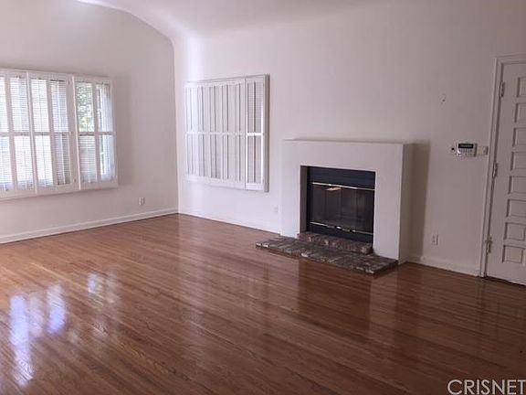 3rd image of 10400 Moorpark St