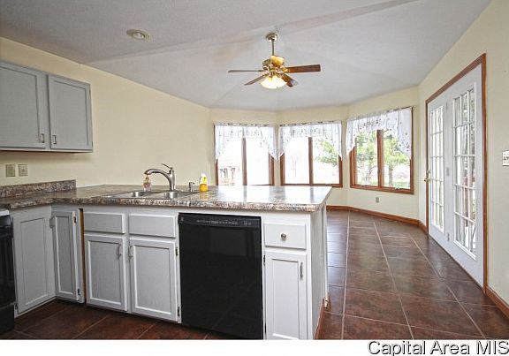 5th image of 305 Country Pl
