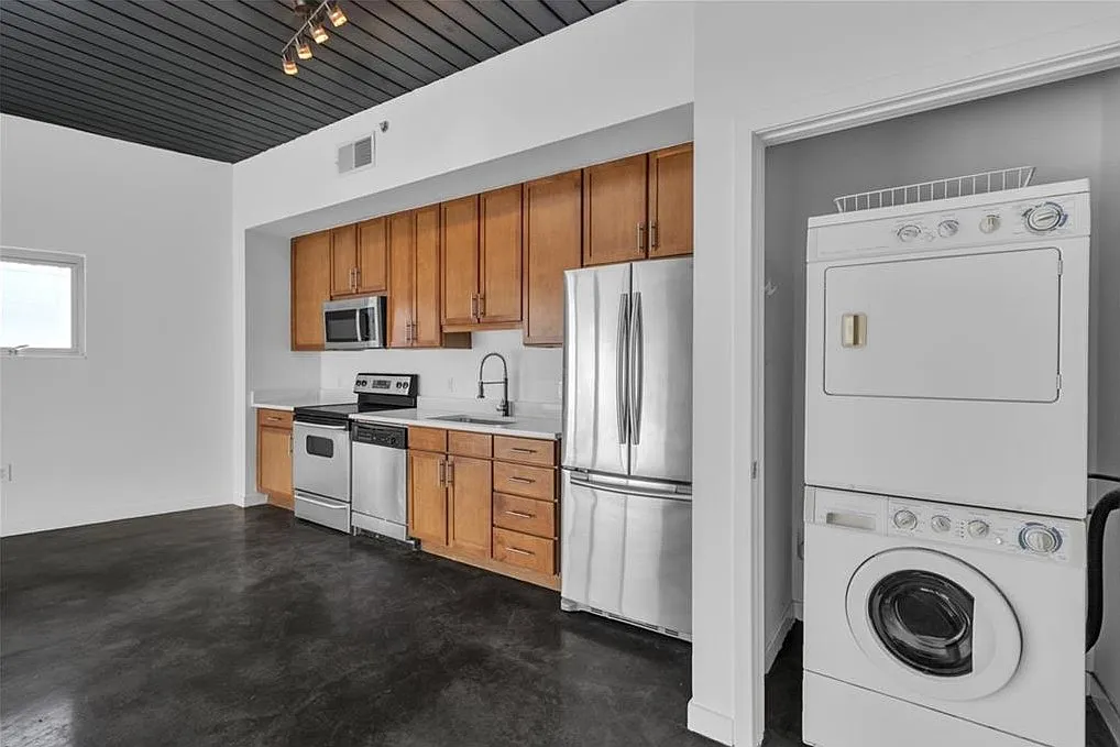 1 bed, 869 sqft, $2,000 — Photo 3