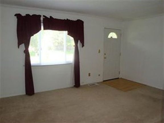 2nd image of 355 Roosevelt Ave