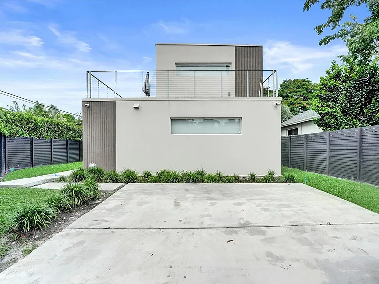 1601 NW 6th Ave — Photo 1