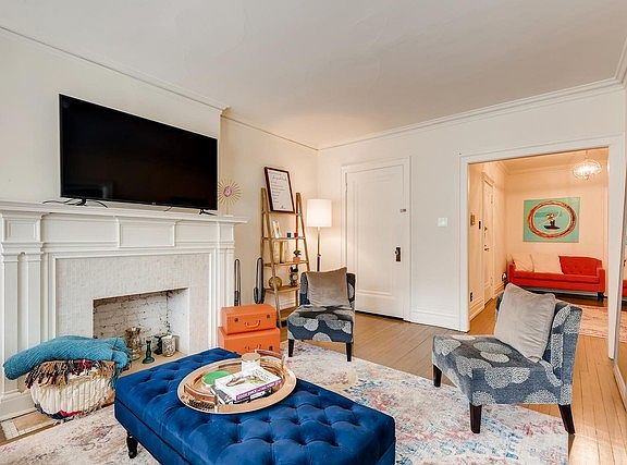 4th image of 725 Erie St APT 2D