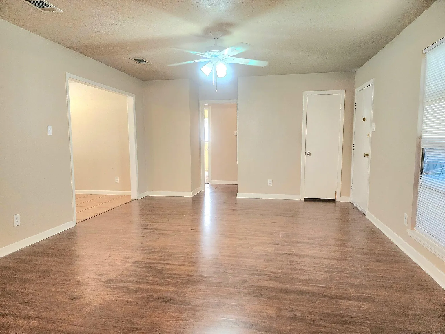 3 bed, 1.5 bath, 1333 sqft, $1,400 — Photo 2