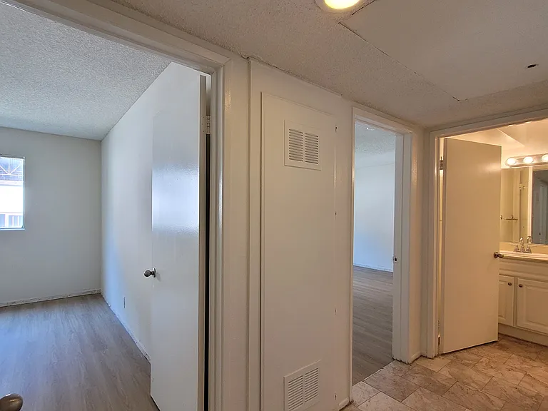 Gramercy Apartments — Photo 27