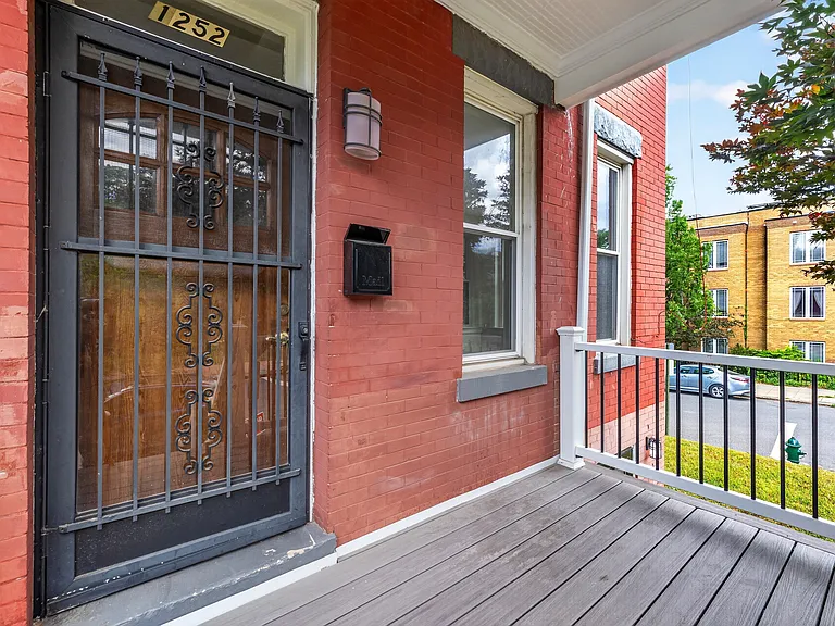 1252 E St NE #A — Photo 2