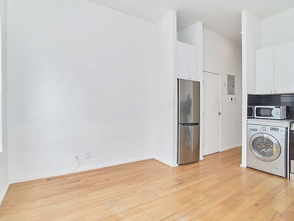 4th image of 410 W 36th St #Re3