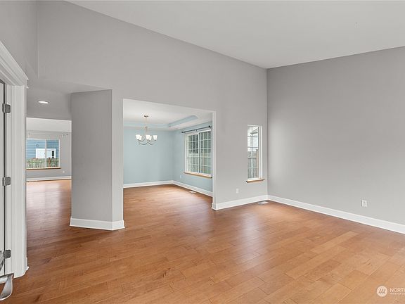 3rd image of 2536 Simon Lane NE