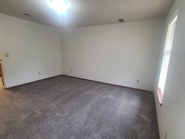 100 NW Vesper St #G — Photo 4