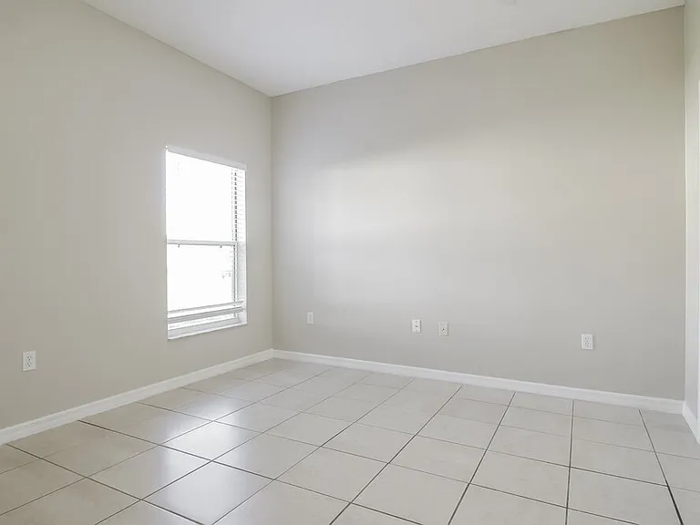 562 Bristol Cir — Photo 13