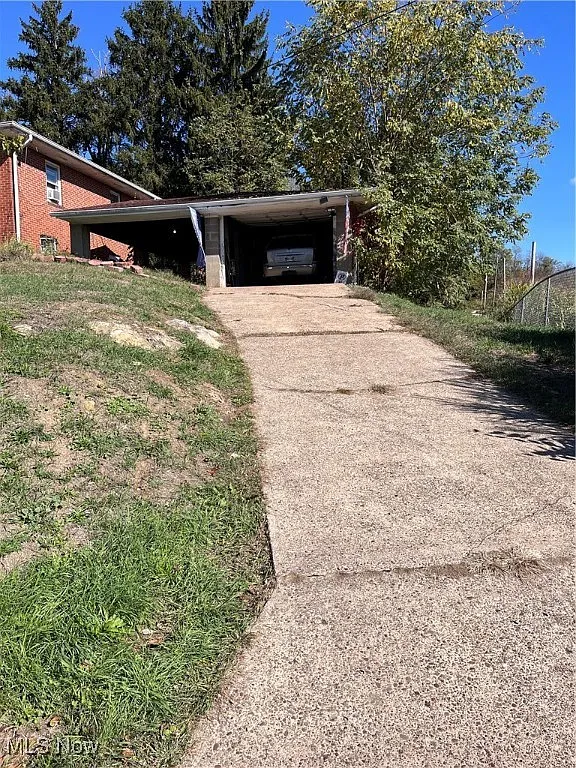 Delia Ave photo 1