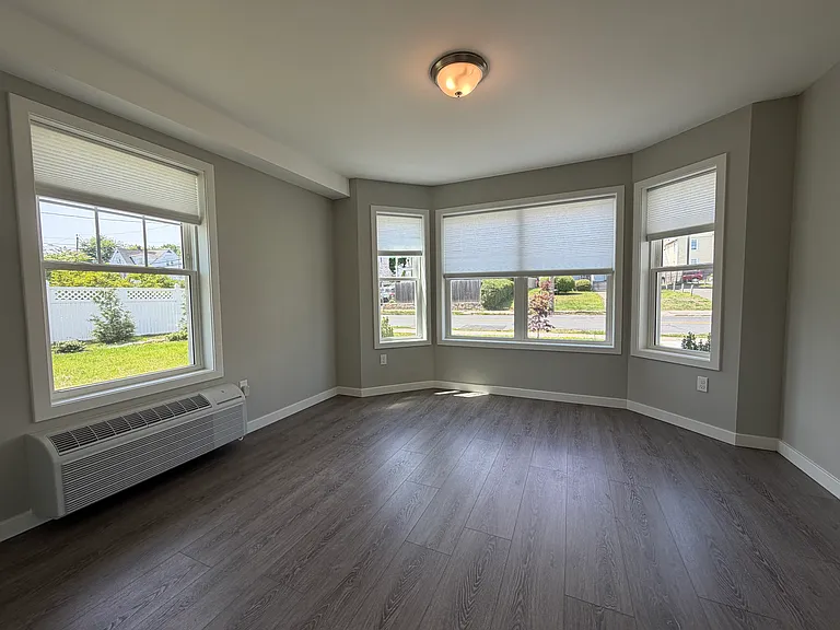 30-32 Osborne St #1 — Photo 10