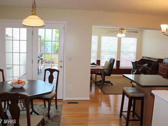 Large Open Eat-In Kitchen