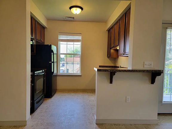 5th image of 2028 Shady Oak Dr #2028