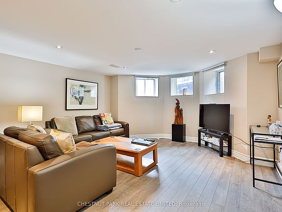 3rd image of 515 Spadina Rd