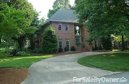 Front entrance
						:
						with circle driveway