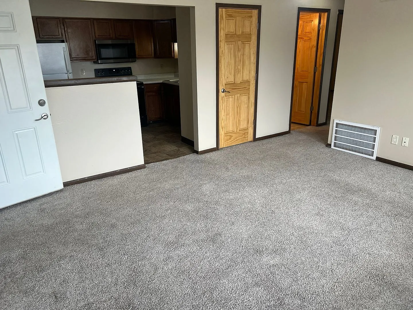 Large 2 bedroom unit-close to CyRide — Photo 4