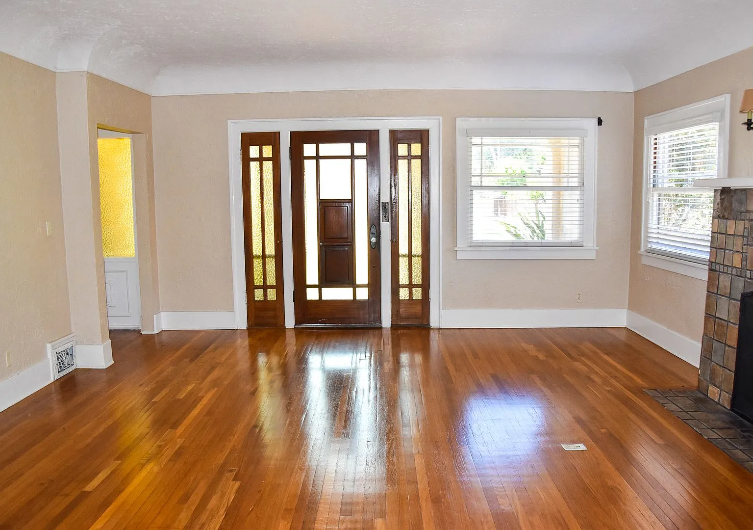 ~ Old Towne Orange Living 2 Story 5 Bedrooms 2 Bath — Photo 3
