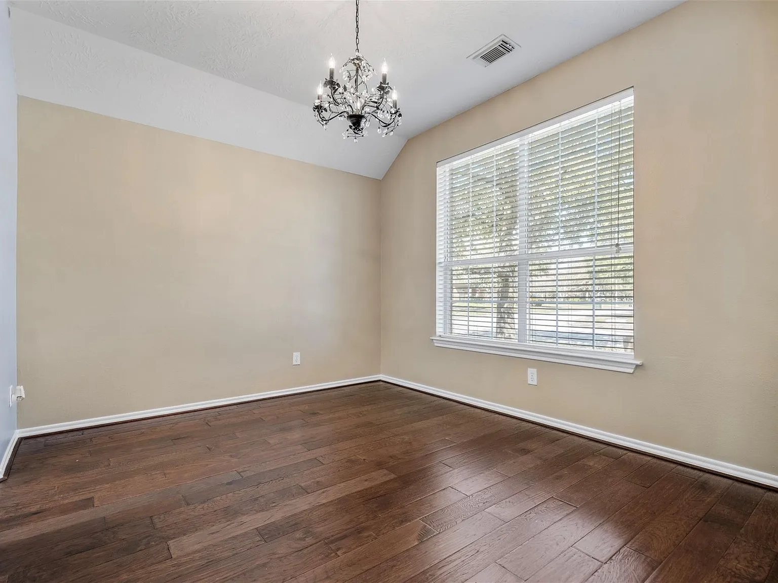 3 bed, 2.0 bath, 1854 sqft, $2,500 — Photo 4