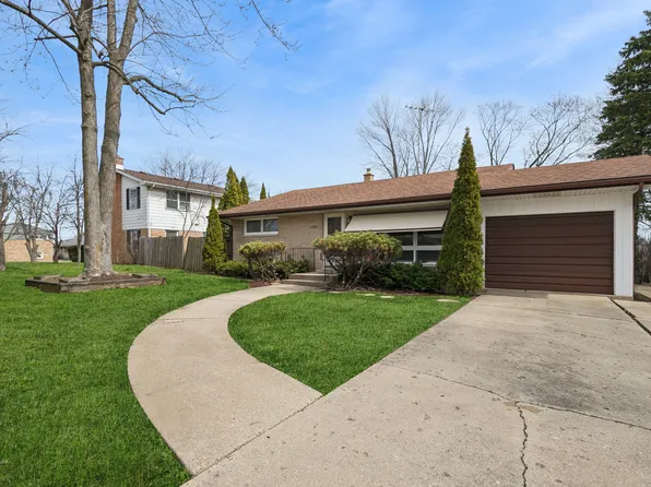 535 N McAree Rd, Waukegan, IL 60085