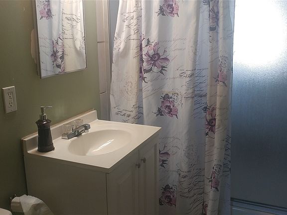 3rd image of 614 W Washington Ave