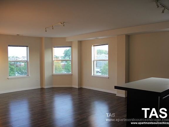 4th image of 1544 W Glenlake Ave APT 4C