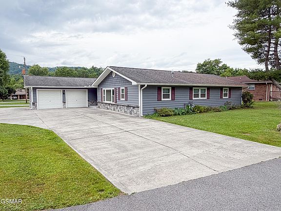 2nd image of 302 Park View Cir