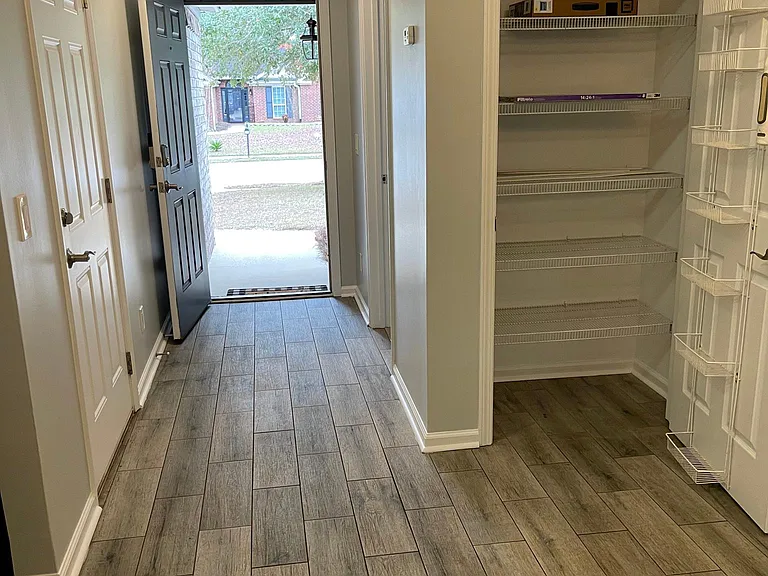 129 W Tisbury Ln — Photo 3