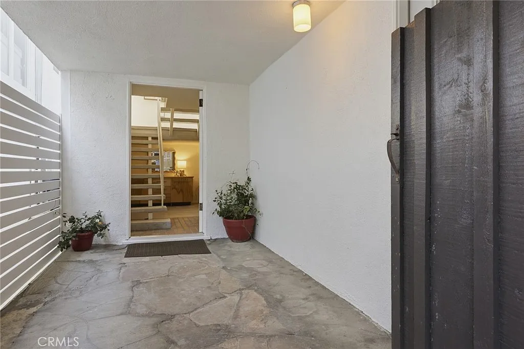3 bed, 2027 sqft, $8,250 — Photo 3