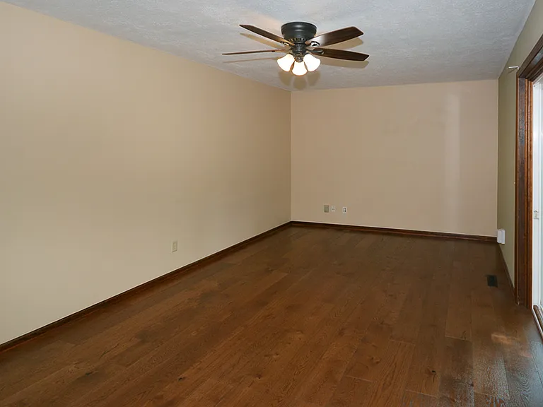 4745 Briarhill Dr — Photo 12