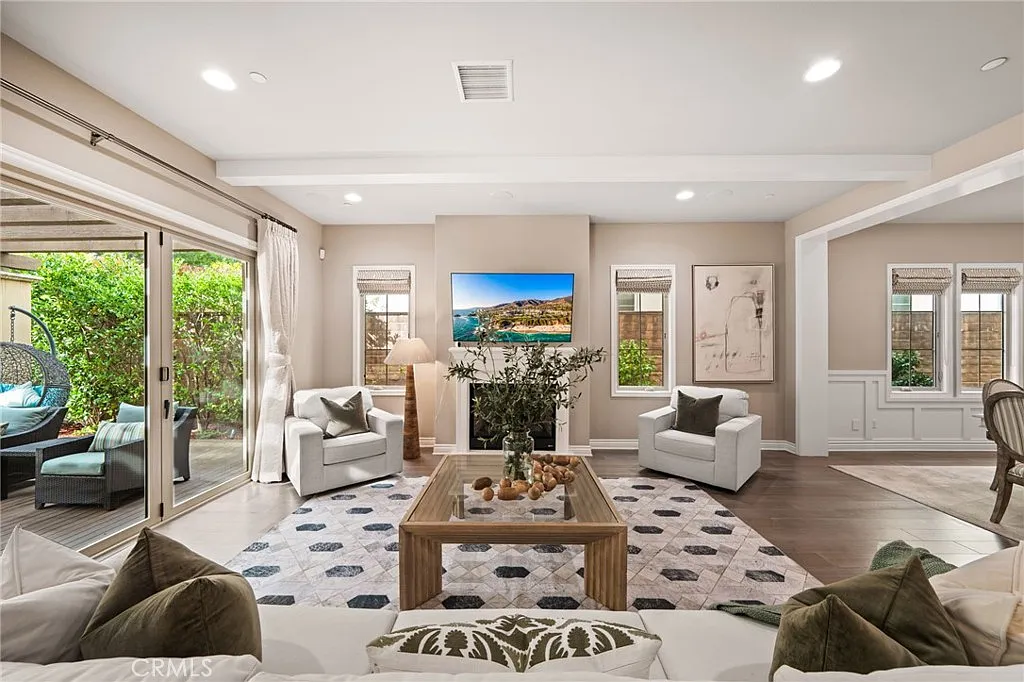 4 bed, 4.5 bath, 4200 sqft, $9,800 — Photo 3