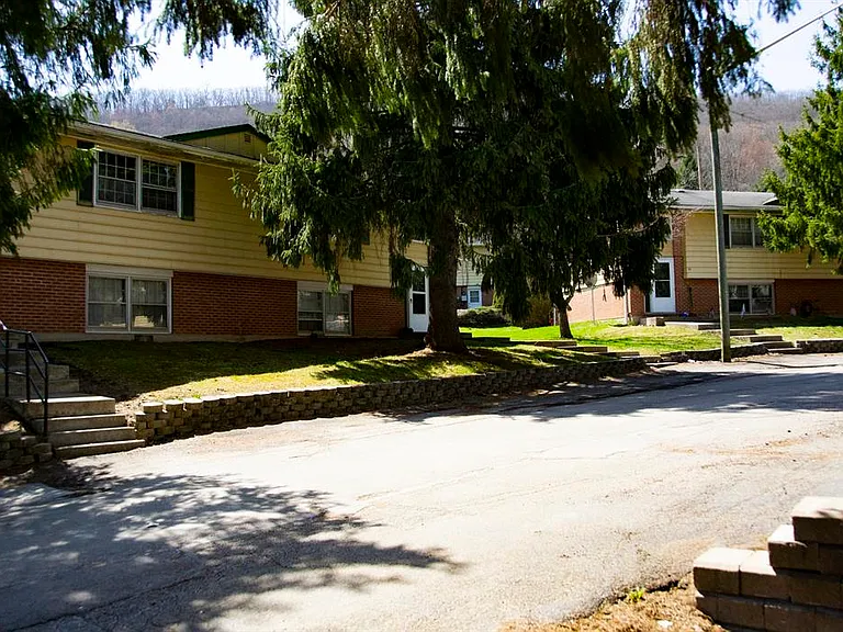 Mountain Ridge Townhouses — Photo 24