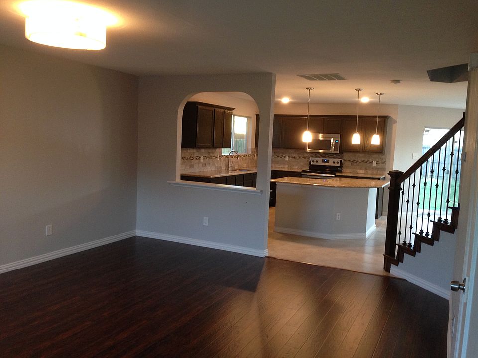 Updated kitchen & living rms