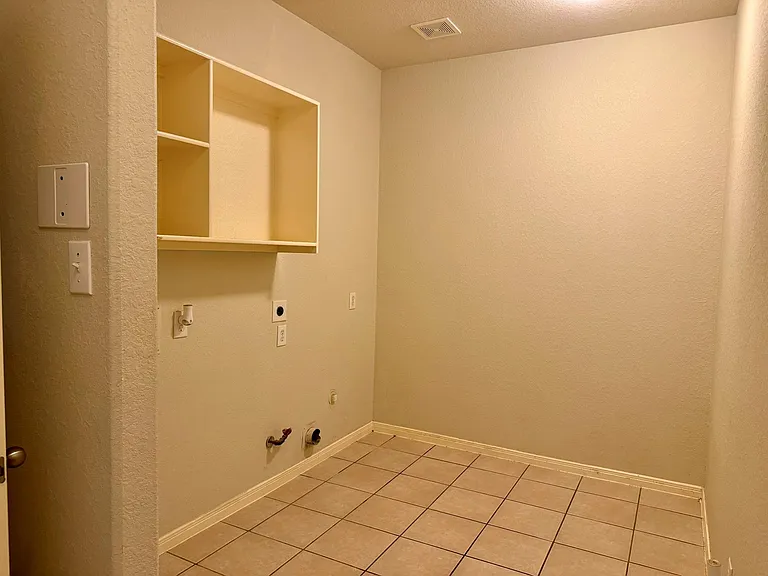 202 Almond Dr — Photo 6