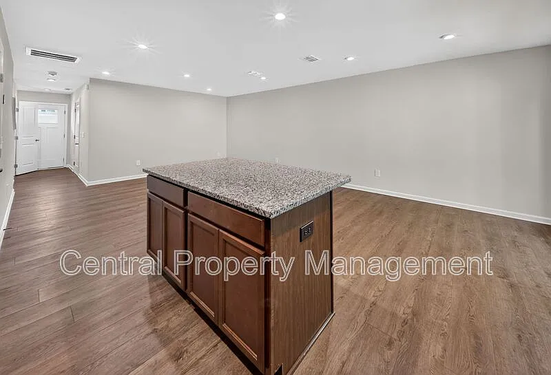 3 bed, 2.0 bath, 1490 sqft, $1,898 — Photo 4