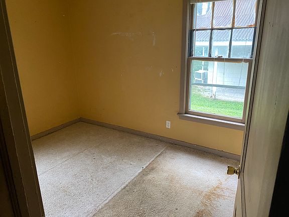 4th image of 402 E Grand Prairie St