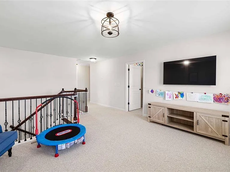 496 Spring View Dr — Photo 14