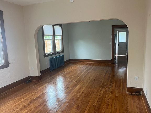 3rd image of 903 Monument Ave