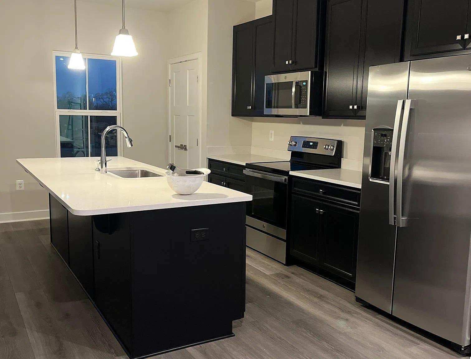 3 bed, 2.5 bath, 1950 sqft, $2,200 — Photo 3