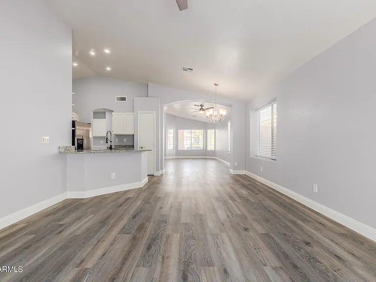 109 W Helena Dr — Photo 17