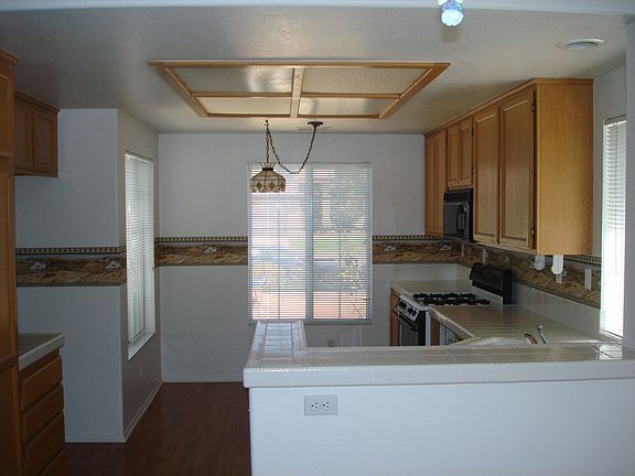 Kitchen w/ wood Floor