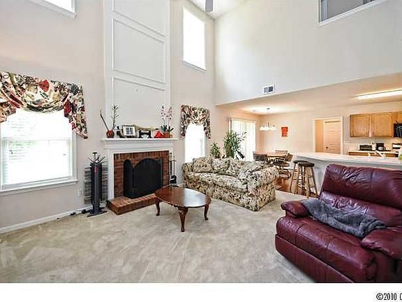 Open floor plan great for entertaining