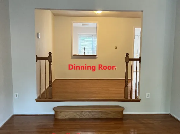 9714 Lakepointe Dr, Burke, VA 22015