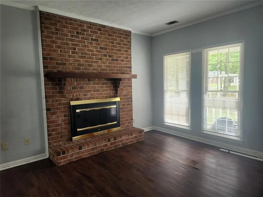 5 bed, 2.5 bath, 2032 sqft, $2,300 — Photo 2