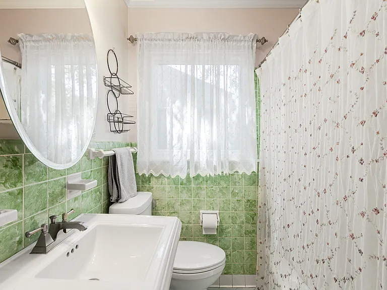 2410 Elmglen Dr — Photo 2