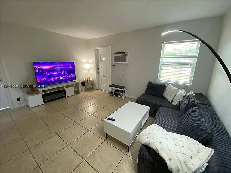 1212 NW 11th Ct — Photo 9