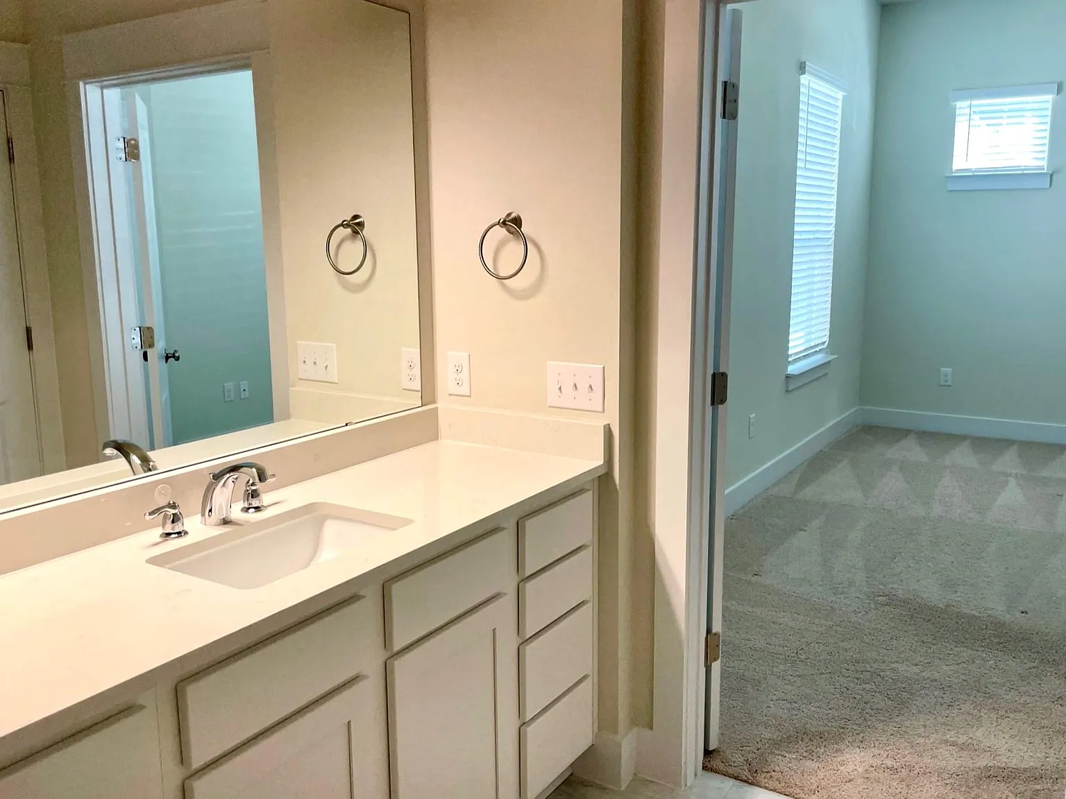 4 bed, 2.5 bath, 1985 sqft, $2,300 — Photo 4