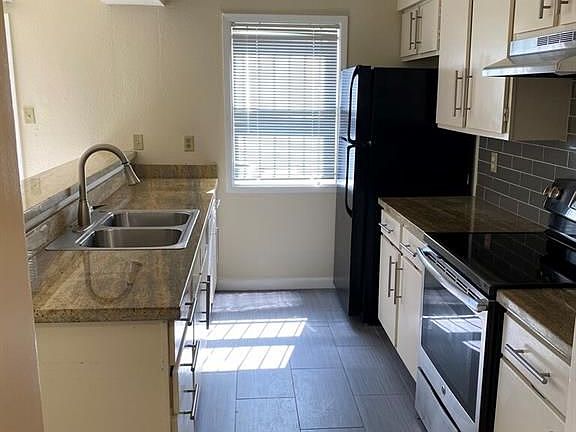 3rd image of 3901 Woodchase Dr Unit 13