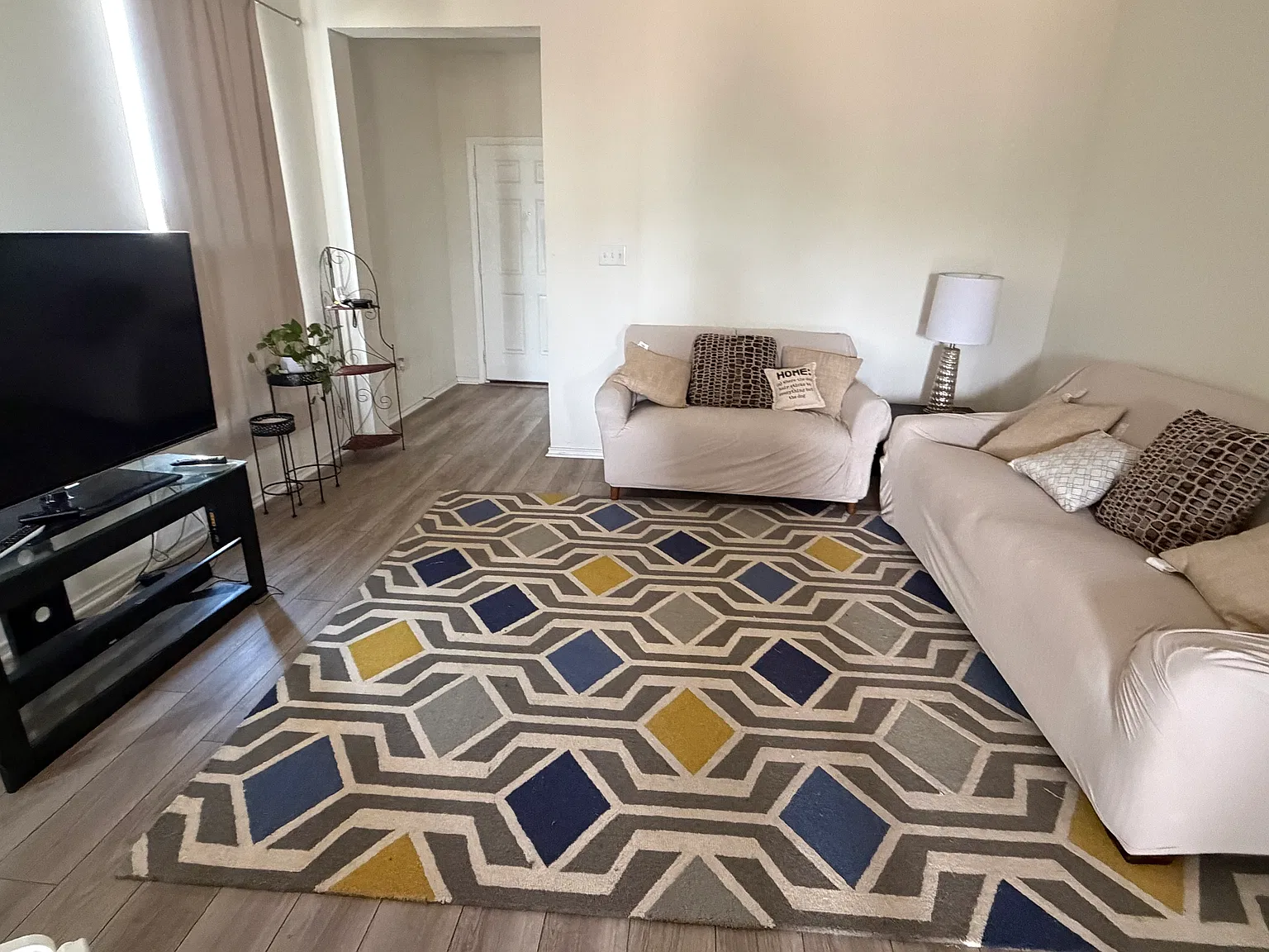 3 bed, 2.5 bath, 1856 sqft, $2,400 — Photo 2
