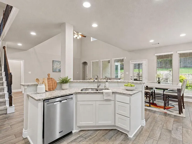 180 Santa Maria St — Photo 12