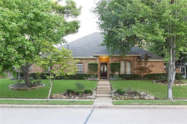 1st image of 305 Plantation Dr